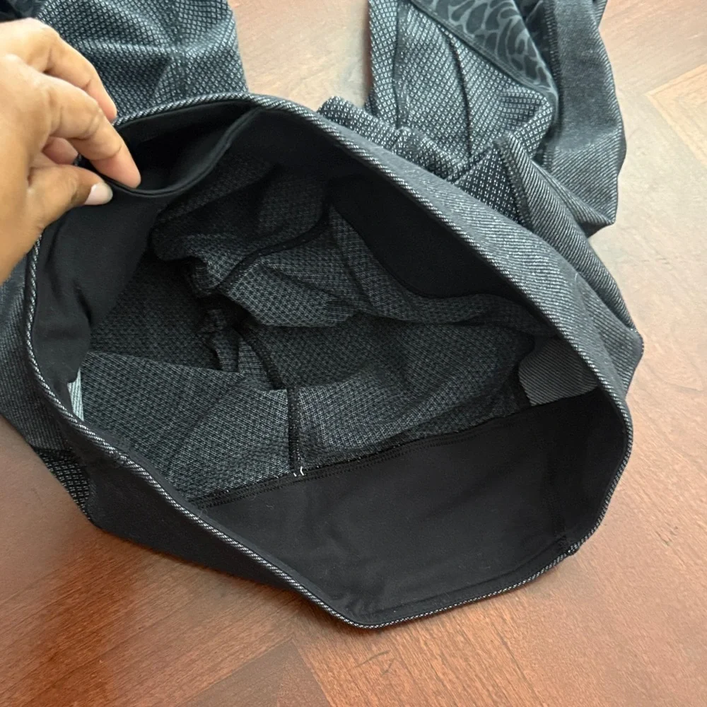 Lululemon Athletica Charcoal and Black Patterned Leggings Sz 8 wunder under crop
